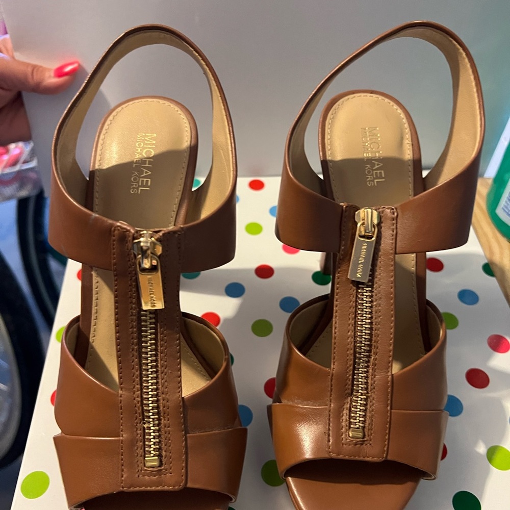 Michael Kors women’s shoes size 7.5 US in fair condition.